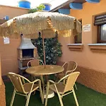 Estudio con jardincito privado barbacoa y piscina compartida para parejas