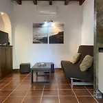 Estudio con jardincito privado barbacoa y piscina compartida para parejas