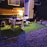 Autocaravana En El Centro De Bienestar Tfm