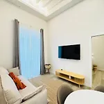 Qe Apartments