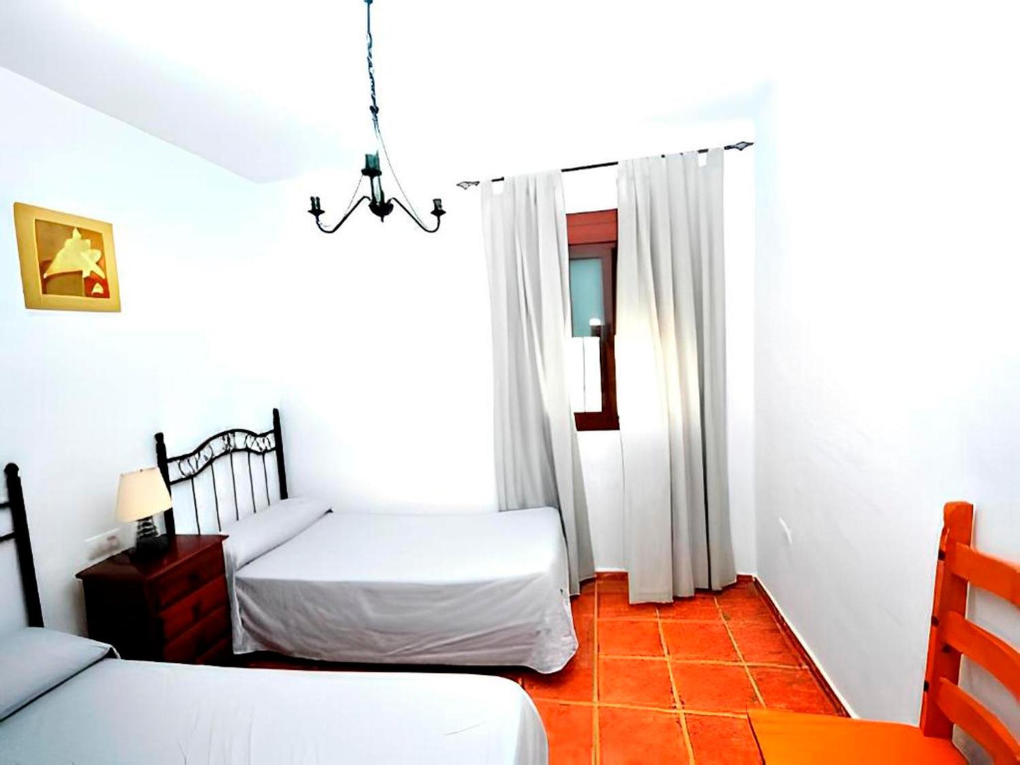 Con Piscina Compartida Y Jardin Privado
