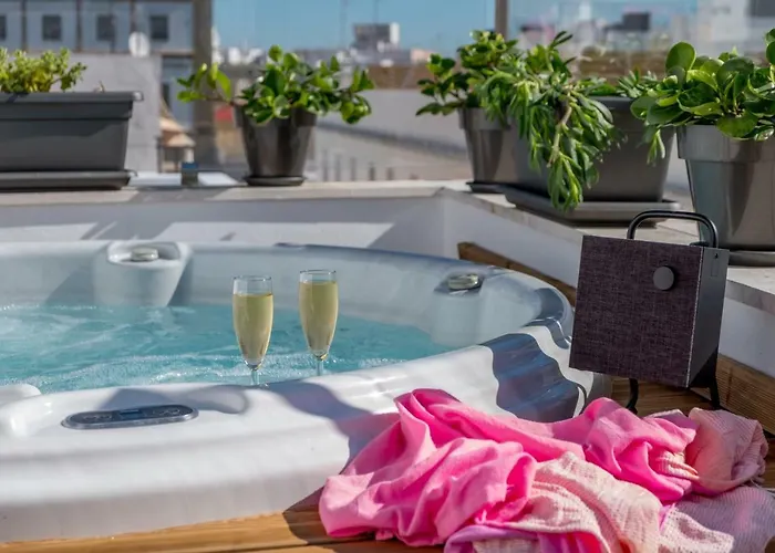 Penthouse, Jacuzzi, Garage For City Cars.