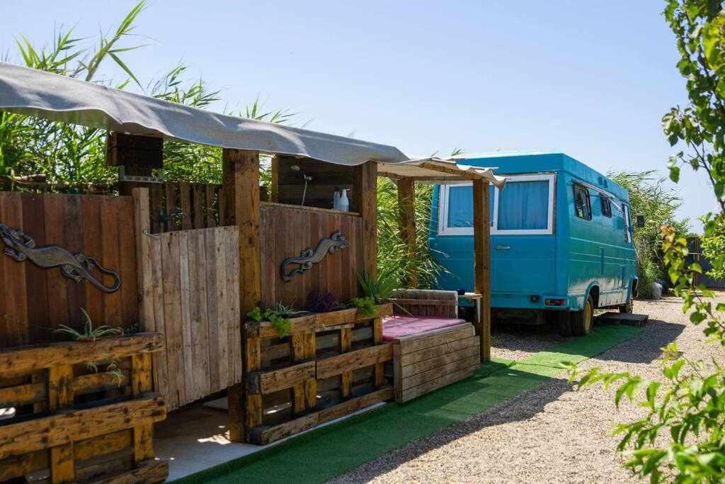 Jabuti Autocaravana Con Porche Y Aparcamiento Camping
