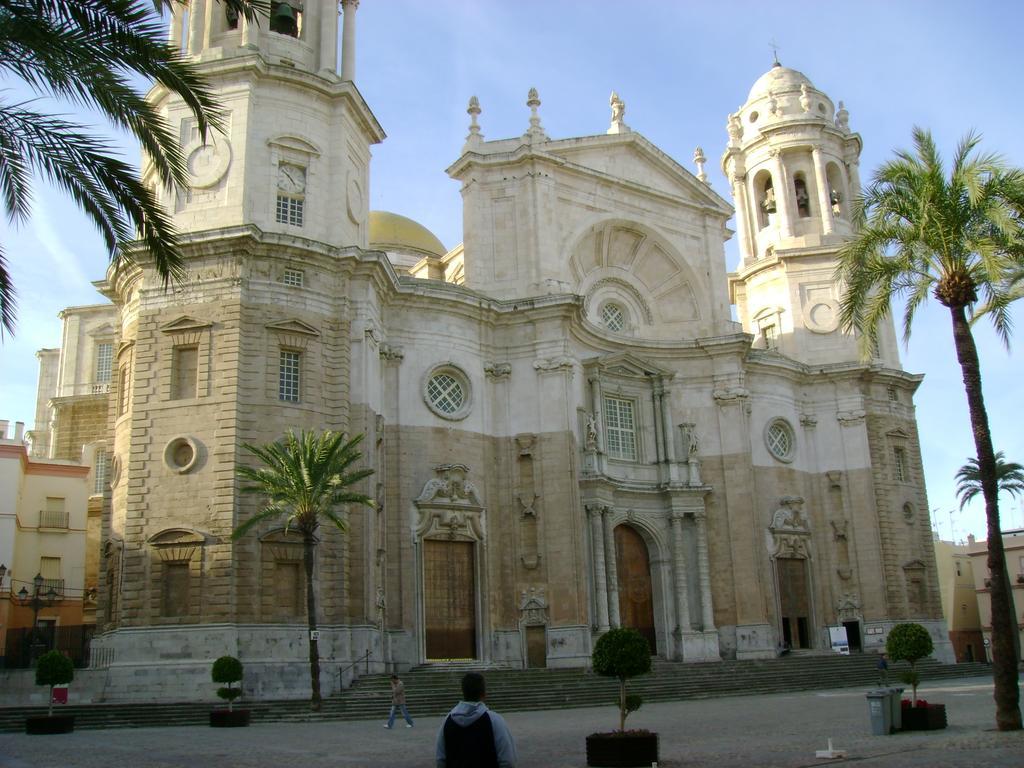 Too Many Aparts * Cádiz