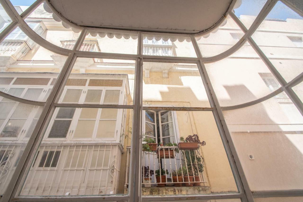 Del Arqueólogo De Cádiz